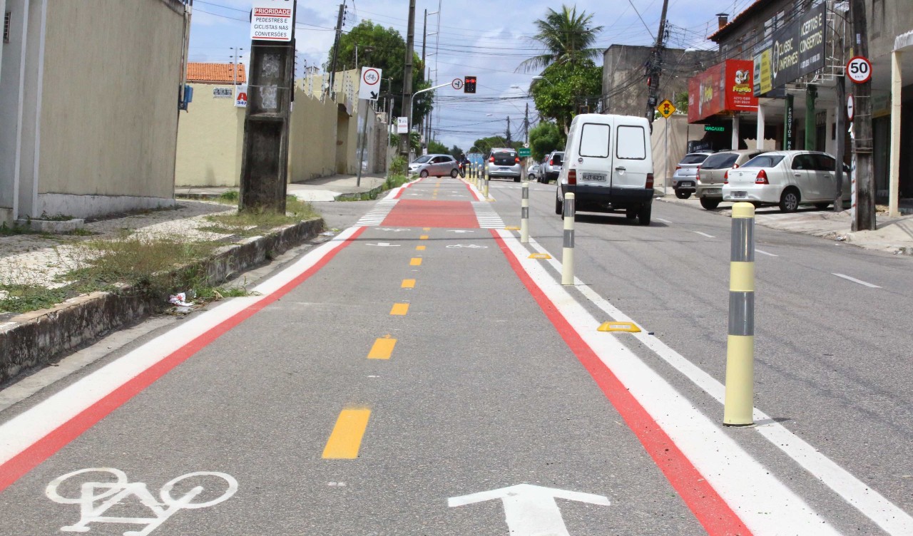 a foto mostra uma ciclofaixa 